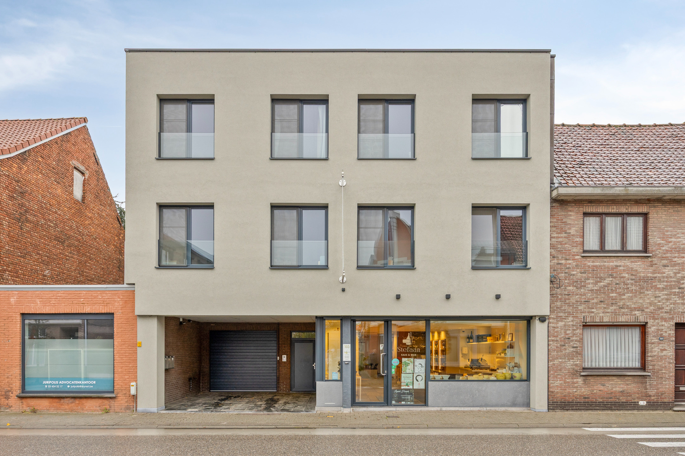 Veelzijdig opbrengstgebouw met handelspand, 3 appartementen, tuin en zwembad - photo 2