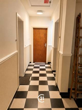 Ontdek dit aangename en instapklare appartement van 75 m², gelegen op de derde verdieping van een verzorgd appartementsgebouw in Jette. Doe een bod vanaf 195.000 euro.Dankzij de praktische indeling en de uitstekende ligging vormt dit appartement de ideale woonst voor starters, koppels, kleine gezinnen of investeerders.Het appartement beschikt over een lichtrijke leefruimte, een ingerichte keuken, twee volwaardige slaapkamers, 2 aangename balkons waar u in alle rust van een kopje koffie of de avondzon kunt genieten en een privatieve kelder die extra bergruimte biedt. De elektrische installatie, van het appartement, is conform en heeft een EPC-score G . De ligging is een absolute troef. Gelegen in een rustige en residentiële buurt van Jette, bevindt u zich op korte afstand van winkels, scholen, openbaar vervoer, het UZ Brussel en diverse parken. Ook de belangrijkste invalswegen richting Brussel en de Ring zijn vlot bereikbaar, waardoor u geniet van een uitstekende bereikbaarheid zonder in te boeten aan woonkwaliteit. De maandelijkse provisie omvat onder meer de kosten voor centrale verwarming, warm water, het onderhoud en poetsen van de gemeenschappelijke delen, de lift en de overige gemeenschappelijke kosten van het gebouw. Bent u op zoek naar een verzorgd appartement op een gunstige locatie, met alle nodige comfort? Dan is dit appartement beslist een bezoek waard. Neem gerust contact met ons op voor meer informatie of om een bezichtiging in te plannen.
