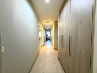 Gelijkvloers tweeslaapkamer-appartement te huur in Wondelgem.Winkels, scholen, openbaar vervoer e.d. bevinden zich in de nabije omgeving.Het...