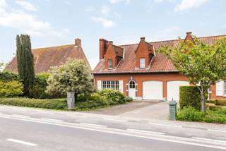 <p><span>Zeer leuke half open bebouwing met mooie tuin op een zeer goede locatie in Meulebeke.  Deze woning is perfect voor ieder gezin en voldoet aan alle vereisten van een jong gezin: mooie leefruimte met open keuken in landelijke stijl, berging, mooie tuin met dubbel tuinhuis, garage en oprit voor 2 auto's, ruime badkamer.  Met een paar kleine aanpassingen is deze woning perfect om een mooie toekomst op te bouwen.  Heb je interesse in deze topwoning, bel snel naar 056/96.08.00 of mail naar info@property-vastgoed.be </span></p>