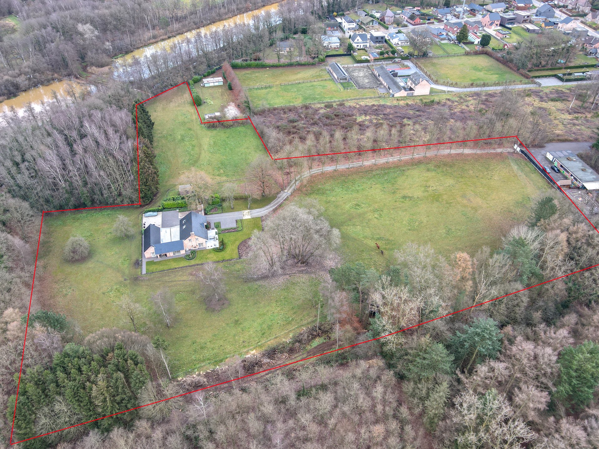 UNIEK LANDHUIS MET TOPLIGGING OP 2,55 HECTARE - foto 3