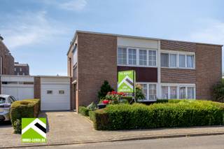 Op zoek naar een charmante woning aan de stadsrand van Tongeren? Deze woning, op wandelafstand van het centrum én dicht bij scholen en winkels, biedt het perfecte evenwicht tussen stadsleven en rust.<br /><br />Deze woning werd gebouwd in 1966 en werd reeds energetisch verbeterd met dakisolatie voor de woning met 12 cm PUR (niet de garage) en muurisolatie. Door ook het dak van de garage te isoleren voldoet u reeds aan de renovatieverplichting.<br /><br />INDELING: <br />x inkomhal met gastentoilet en vestiaire; <br />x gezellige leefruimte met open haard; <br />x ruime ingerichte keuken; <br />x open doorgang naar de brede veranda.<br /><br />Verdieping: <br />x 3 slaapkamers: 3m50 x 3m55, 3m50 x 3m55 en 2m50 x 2m40; <br />x badkamer met bad.<br /><br />x Gedeeltelijk kelder. <br /><br />x Garage met handige sectionaal poort en doorgang naar de veranda. <br /><br />x Mooie tuin met terras, ideale plek om te ontspannen en te genieten van zonnige dagen. <br /><br />INTERESSE? <br />Heb je interesse in deze mooie woning? Aarzel niet en plan snel je bezoek via 012 23 00 23 of mail uw vragen aan roland@immo-leroi.be.