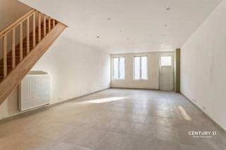 JOURNÉE DE DÉCOUVERTE : samedi 10 octobre, de 14 h 30 à 15 h 30. Soyez les premiers à découvrir ce bien immobilier !www.kleinemarijve19.be Maison rénovée et prête à emménager, avec 2 chambres et un grand jardin à Renaix9600 Renaix | 120 m² de surface habitable | terrain de 280 m² | label EPC BCette maison entièrement rénovée et prête à emménager est située dans un quartier calme et agréable de Renaix. Avec une surface habitable de 120 m², un terrain de 280 m² et un label EPC B, cette maison offre un bel équilibre entre espace, confort et efficacité énergétique.Dès que l'on entre dans la maison, on est immédiatement frappé par l'agréable luminosité naturelle. Les pièces à vivre offrent un cadre de vie confortable et pratique. La maison dispose de deux chambres spacieuses, ce qui laisse suffisamment de place pour une famille, un espace de télétravail confortable ou une salle de loisirs.La cuisine récemment installée constitue un atout majeur de la maison et allie un style contemporain à une grande facilité d’utilisation.À l'arrière, la maison bénéficie d'un grand jardin, situé sur une parcelle de pas moins de 280 m². Un espace extérieur idéal pour se détendre, profiter des journées ensoleillées ou passer de bons moments en famille et entre amis.L'emplacement est également un atout majeur. La maison est située dans un quartier calme, tout en bénéficiant d'une situation centrale, à proximité d'écoles et de divers commerces, à quelques pas de la Grand-Place. Les atouts en brefMaison entièrement rénovée et prête à emménager2 chambres spacieuses120 m² de surface habitableTerrain de 280 m²Label EPC BCuisine et salle de bains neuvesBeaucoup de lumière naturelleGrand jardin à l'arrièreQuartier résidentiel calmeÀ proximité des écolesSituation centrale à RonseEn résumé, une maison bien entretenue et prête à emménager, alliant à la perfection espace, confort, efficacité énergétique et espace extérieur. Une maison idéale pour ceux qui souhaitent emménager sans avoir à effectuer de gros travaux de rénovation et profiter immédiatement de leur nouveau foyer.