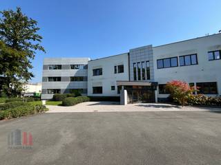 Fantastiquement situé, ce bureau de 1.056 m² prêt à être emménagé est à louer à Zwijnaarde, à seulement 5 minutes du R4, avec un accès facile...