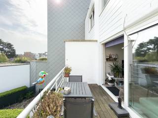 Deze bel-etagewoning ligt uitermate centraal in Blankenberge. Zowel het stadscentrum als het strand en de zee bevinden zich op wandelafstand, en ook het station en de belangrijkste uitvalswegen liggen vlakbij. Hierdoor combineer je alle voordelen van het stadsleven met een ontspannen vakantiegevoel.<br /><br />De woning werd gebouwd in 2014 en is volledig instapklaar. De totale bewoonbare oppervlakte bedraagt 124 m². De afwerking is stijlvol, praktisch en comfortabel, met hedendaagse materialen. De eigenaar heeft bewust gekozen voor twee ruime, volwaardige slaapkamers, zodat niet alleen de woonruimtes maar ook de slaapvertrekken voldoende comfort bieden.<br /><br />Een groot voordeel van dit eigendom is de parkeergelegenheid. Op de oprit is namelijk plaats voor twee wagens en daarnaast is er een ruime inpandige garage van 32 m², die je kunt gebruiken als bergruimte of voor het stallen van extra voertuigen.<br /><br />Je betreedt de woning via de inkomhal op de begane vloer. Op dit niveau bevinden zich ook een apart toilet en de toegang naar de garage. De garage geeft op zijn beurt uit op een eigen privétuintje, dat veel zon vangt. Op de eerste verdieping, de bel-etage, vind je de lichtrijke leefruimtes met een open keuken en eetkamer. De living heeft bovendien toegang tot een zonnig terras, dat erg aangenaam aanvoelt.<br />Op de tweede verdieping liggen de twee ruime slaapkamers, samen met een apart toilet en een badkamer die is uitgerust met een ligbad.<br /><br />Deze woning is geschikt als gezellig tweede verblijf aan zee, als vaste woonplaats die voldoende ruimte biedt, of als een slimme investering. Een woning op deze locatie in Blankenberge met zoveel voorzieningen, parkeermogelijkheden en bergruimte komt zelden op de markt.<br /><br /><span><strong>Technische gegevens</strong></span><br />Bewoonbare oppervlakte: 124 m²<br />EPC-score: 196 kWh/m² per jaar (label B)<br />Elektrische keuring conform tot 2039<br />Verwarming via gaswandketel, die reeds vernieuwd is<br /><br /><span><strong>Verkoop onder erfpacht</strong></span><br />Deze woning wordt verkocht onder het erfpachtrecht. Dit betekent dat je de woning zelf koopt, maar niet de grond waarop ze staat. De grond blijft eigendom van een andere partij, de erfpachter. Voor het gebruik van de grond betaal je een jaarlijkse vergoeding (canon). Het erfpacht werd voor een lange periode vastgelegd.