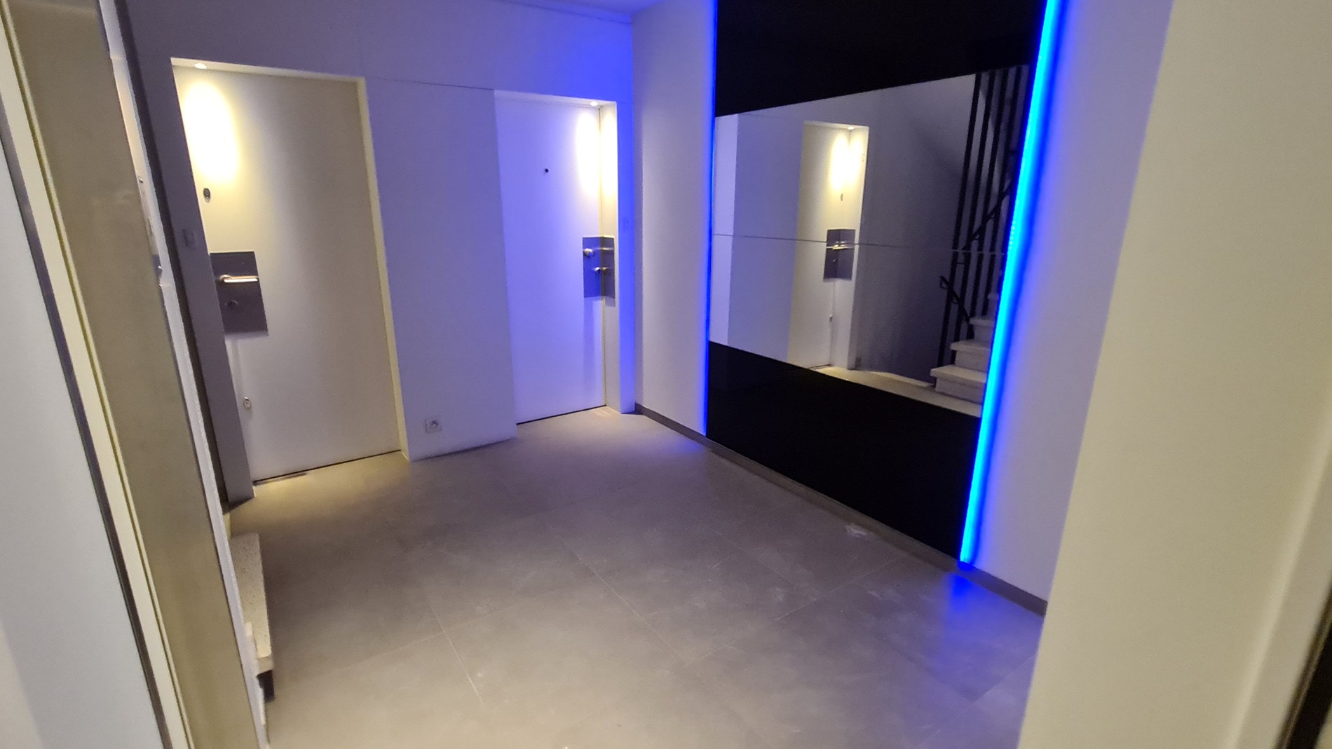 HOEKAPPARTEMENT (98 m2) MET ZIJDELINGS ZEEZICHT + DRIE SLAAPKAMERS MET ZONNETERRAS GELEGEN OP DE PRACHTIGE LEOPOLD I ESPLANADE TE DE PANNE - foto 5