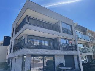 Dit moderne appartement in Wenduine biedt een ideaal wooncomfort met twee ruime slaapkamers en een stijlvolle badkamer. Het pand, gebouwd in 2026, combineert hedendaagse architectuur met praktische indeling, perfect voor gezinnen of koppels die op zoek zijn naar een rustige en aangename leefomgeving aan de kust.<br /><br />Met een bewoonbare oppervlakte van 100 m² geniet u van ruime en lichte leefruimtes die uitnodigen tot ontspanning en gezellig samenzijn. Het ruime terras biedt bovendien een fijne buitenruimte waar u volop kunt genieten van het mooie weer en het uitzicht.<br /><br />De ligging in Wenduine maakt dit appartement bijzonder aantrekkelijk, dankzij de nabijheid van het strand, lokale voorzieningen en uitstekende verbindingen met de omgeving. Dit woning is een uitstekende investering voor wie levenskwaliteit en comfort wil combineren in een moderne thuis.<br /><br />Gemeenschappelijke kosten: € 65/maand