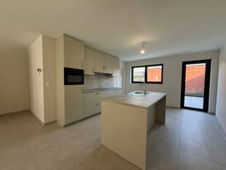 Dit prachtige en recente nieuwbouwappartement met tuin is gelegen op wandelafstand van het centrum van Geel.In de inkomhal is er voldoende ruimte...