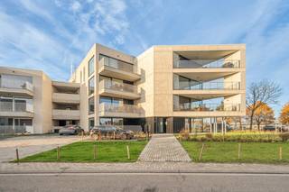 Op een boogscheut van het centrum van Halen en op slechts 3 minuten wandelen van de gekende snuffelmarkt hebben in ons prachtig nieuwbouwproject “<strong>Residentie Halon</strong>” nog enkele mooie appartementen op verdiep te koop! Appartement A9 bijvoorbeeld beschikt over 2 ruime slaapkamers en heeft een aangenaam terras.<br /><br />Ook dit nieuwbouwappartement beschikt over een eigen warmtepomp en PV-panelen om zo uw energiefactuur tot een minimum te beperken. Een groot pluspunt als toekomstige woonst of duurzame en kwalitatieve investering!<br /><br />Voor meer informatie ontvangen we u graag bij ons op kantoor of ter plaatse om dit prachtige project tot in de puntjes toe te lichten. Bel nu Elien Mombaerts op het nummer 0470/38.21.30.