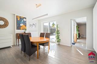 <p><strong>Ben je op zoek naar een instapklare, energiezuinige en volledig gerenoveerde woning met 3 slaapkamers en ruime oprit met een praktische indeling en een aangename buitenruimte? Zo gevonden!</strong></p>

<p>Deze eengezinswoning biedt een bewoonbare oppervlakte van ca. 185 m² en is gelegen op een perceel van ongeveer 298 m², op een gunstige locatie met vlotte verbinding naar invalswegen. Met een EPC-label C, dubbele beglazing en hoogrendementsglas geniet je hier van een goede energieprestatie. De woning is vrij van grote renovatiekosten dankzij de recente vernieuwingen. Bovendien is de woning asbestveilig, wat een extra geruststelling biedt.</p>

<p>Via de inkomhal met gastentoilet kom je binnen in de woning. De lichtrijke leefruimte met eetplaats sluit mooi aan op de recent vernieuwde keuken, die uitgerust is met onder andere een kookplaat, dampkap en vaatwasser, en voorzien is van aansluitingen voor wasmachine en droogkast. Vanuit de leefruimte heb je een aangenaam zicht op de tuin, wat zorgt voor extra licht en een ruimtelijk gevoel.</p>

<p>Op de eerste verdieping bevinden zich twee volwaardige slaapkamers en een vernieuwde badkamer met ligbad, lavabo en toilet. De zolderverdieping (met vernieuwd dak in 2021) werd ingericht als derde slaapkamer en is voorzien van o.a. een cabrio Velux-raam, wat zorgt voor extra lichtinval en een open gevoel.</p>

<p>Buiten geniet je van een onderhoudsvriendelijke tuin die volledig werd aangelegd als terras – de ideale plek om te ontspannen of gezellig samen te zijn met familie en vrienden. Het terras werd in 2024 volledig vernieuwd en is onderhoudsvriendelijk aangelegd. In de tuin bevindt zich bovendien een praktische open berging die kan dienen als loungehoek of extra opslagruimte. Daarnaast beschikt de woning over een ruime garage met automatische poort en bijkomende bergruimte. </p>