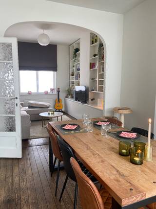 <p>Zeer charmante woning te koop in het dorp van Wijnegem.</p><p>Bent u opzoek naar een karaktervolle, charmante en ruime woning in Wijnegem? Dan bent u hier aan het juiste adres!</p><p>In deze ideale gezinswoning (volledig gerenoveerd in 2010) komt u binnen in een ruime gang met een trap naar het eerste verdiep en een toegang tot de volledig droge en ruime kelder.</p><p>Aansluitend bevindt zich een zeer gezellige woonkamer, eetkamer en open (volledig ingerichte) keuken voorzien van gasfornuis, vaatwasser, ingebouwde ijskast en diepvries en een dubbele lavabo. Vanuit de keuken heeft u zicht op het zuidelijk gelegen terras en tuintje, voorzien van een aparte opslagplaats voor vuilbakken en dergelijke. De tuin is voorzien van ingebouwde sproeiers, buitenkraan, stopcontacten en licht. Ook het gastentoilet en extra berging sluit aan bij de keuken.</p><p>Op de eerste verdieping vindt u twee volwaardige slaapkamers, waarvan één slaapkamer voorzien is van een ingebouwde dressing. De badkamer heeft een inloopdouche, ruim ligbad, dubbele lavabo met ingebouwde kasten én een aparte / aansluitende wasplaats met toilet.</p><p>Op de tweede verdieping zijn er nog twee volwaardige slaapkamers met dakramen die voorzien zijn van Velux.</p><p>Ohja, en de allerliefste / allerleukste buren krijg je er gratis bij…</p><p>Interesse? Aarzel niet om ons te contacteren.</p><p>KIJKDAGEN:<br />zaterdag 7 november 2026<br />Zondag 8 november 2026</p>
