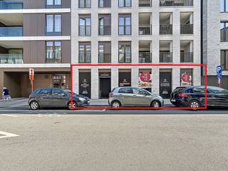 Nieuwbouw casco handelsruimte van ca. 154 m² te koop in het nieuwbouwproject D'Oude Vesting.In centrum Kortrijk, om de hoek van de Grote Markt en op wandelafstand van het station, staat een bijzonder woonproject: D’Oude Vesting. Deze verborgen parel, slim ingeplant in het historische centrum, werd gebouwd op de plaats van het vroegere politiekantoor, aan de Jan Persijnstraat en de Oude Vestingstraat. Het nieuwbouwproject bestaat uit 18 appartementen en 3 handelsruimtes, waarvan nog 1 handelsruimte van ca. 154 m² te koop is. Elk volume verschilt in hoogte, diepte en identiteit. Zo zijn er twee geveltypes. Het eerste is gebaseerd op de typische, verticale stadsgevels uit de buurt. Het tweede is horizontaler opgebouwd. Het witte beton en lichtgrijze metselwerk contrasteren daarbij telkens mooi met de bronskleurige afwerking en het schrijnwerk in dezelfde tint. Kortrijk is een echte fiets- en wandelstad. D’Oude Vesting heeft daarom een overdekte stalling voor 40 fietsen en een ondergrondse parking die plaats biedt aan 21 auto’s. Enkele troeven:- groendaken- uitstekende bereikbaarheid- in centrum KortrijkMogelijkheid tot bijkopen van een parkeerplaats.Bent u op zoek naar bedrijfsvastgoed bestaande uit een handelspand of kantoor te koop in Kortrijk? Contacteer ons voor meer informatie of een bezoek ter plaatse.