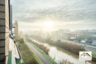 Dit perfect onderhouden appartement is gelegen op de vierde verdieping van het complex, en te bereiken via zowel lift als trap. Dit is ideaal om...