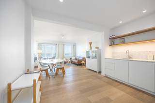 RUIM DRIE SLAAPKAMER APPARTEMENT MET FRONTAAL ZEEZICHT<br /><br />Op een absolute topligging langs de Albert I Promenade bevindt zich dit zeer mooie, hedendaagse en volledig vernieuwde appartement met frontaal zeezicht. De woonkamer is  lichtrijk en biedt een open zicht op zee en de wandelpromenade.<br />Het appartement beschikt over een aangename  woonkamer, een volledig ingerichte keuken met groot fornuis, en drie volwaardige slaapkamers, elk voorzien van ingemaakte kasten. Verder zijn er twee badkamers, waarvan één met douche en één met bad, evenals twee afzonderlijke toiletten.<br />In de residentie is er een individuele kelder en een gemeenschappelijke fietsenberging. Daarnaast bestaat de mogelijkheid tot aankoop van een garage. De residentie is in uitstekende staat. Zowel de voorgevel als de achtergevel werden vernieuwd en ook de verwarmingsketel werd recent vervangen.
<ul>
	<li>Oppervlakte: 105 m²</li>
	<li>Mogelijkheid tot aankoop garage: € 90.000</li>
	<li>Geen grote algemene kosten</li>
	<li>EPC: 229</li>
</ul>