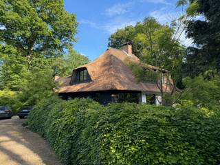 Charmante rietgedekte woning in de groene, rustige wijk Hertebos op wandelafstand van het centrum van 's Gravenwezel.<br /><br />Deze prachtige halfopen woning biedt een unieke combinatie van stijl, comfort en privacy. Dankzij de hoekligging voelt de woning aan als een open bebouwing, met veel lichtinval en ruimte. Gerenoveerd door Fraime met hoogwaardige materialen, straalt deze woning klasse en verfijning uit. De woning wordt omgeven door een prachtige tuin, met een overvloed aan bloemen en met volgroeide hagen die maximale privacy garanderen. Vanuit elke kamer in de woning heb je zicht op het groen, wat een ontspannen en natuurlijke sfeer creëert.<br /><br />•3 ruime slaapkamers, waarvan één met een dressing.<br />•1 moderne badkamer en apart toilet op de gang.<br />•Benedenverdieping: Een gezellige keuken, een sfeervolle living met kantoorhoek en een ruime berging.<br />•Buitenruimte: Zuidgericht terras, een prachtig aangelegde tuin met volgroeide hagen voor maximale privacy en een kleurrijke bloemenpracht in het voorjaar.<br />•Rieten dak, recent opgeknapt.<br />•Veel ingemaakte kasten voor extra opbergruimte.<br />•Zolder met uittrektrap.<br />•Instapklaar: recent volledig gerenoveerd.<br /><br />De woning ligt op wandelafstand van het gezellige centrum van 's Gravenwezel, met bakker, slager, leuke winkels, apotheek en verschillende eetgelegenheden. Daarnaast zijn scholen en invalswegen vlakbij, wat deze locatie ideaal maakt voor jonge gezinnen of grootouders die graag kleinkinderen ontvangen.<br /><br />PRAKTISCHE INFO OVER BEZOEKEN<br /><br />•Kijkdagen op 6 &amp; 7 juni, enkel op afspraak via Stefan 0478 628 748 of Ana 0478 336 720 <br />•We zijn vereerd door de grote interesse in onze woning, maar om iedereen voldoende tijd en persoonlijke aandacht te kunnen geven, vragen we vriendelijk om enkel een bezoek in te plannen als de woning goed aansluit bij uw specifieke zoekwensen en budget. Dank u! Ana &amp; Stefan