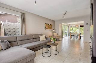 Deze ruime en instapklare gelijkvloerse woning is gelegen in het rustige Korspel, op een prachtig perceel van 1.251 m² met een vrij uitzicht op het achterliggende groen. Dankzij de centrale ligging zijn de omliggende gemeenten en alle dagelijkse voorzieningen vlot bereikbaar.<br /><br />Via de inkomhal betreedt u de ruime en lichtrijke woonkamer, waar de gezellige houthaard meteen voor een warme sfeer zorgt. Aansluitend bevindt zich de royale open leefkeuken, die dankzij de grote raampartijen geniet van veel natuurlijke licht en een prachtig uitzicht biedt op de tuin en het groene landschap achter de woning.<br /><br />Een extra troef is de afzonderlijke bureauruimte, uitgerust met praktische inbouwkasten en voldoende plaats voor twee volwaardige werkplekken. Ideaal voor wie regelmatig van thuis werkt.<br /><br />De nachthal, eveneens voorzien van handige inbouwkasten, geeft toegang tot drie volwaardige slaapkamers en de volledig betegelde badkamer, uitgerust met een ligbad, douche en dubbele wastafel.<br /><br />Verder beschikt de woning over een ruime wasplaats, een koele berging en een praktische inpandige garage, die samen heel wat extra bergruimte bieden.<br /><br />Buiten geniet u van een volledig omheinde tuin waar rust en privacy centraal staan. Het open uitzicht op het achterliggende groen vormt de perfecte omgeving om te ontspannen. Als kers op de taart beschikt de tuin over een eigen sauna, zodat u het hele jaar door kunt genieten van een heerlijk wellnessmoment in eigen huis.