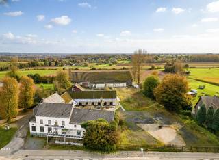 Uitzonderlijke eigendom met binnenpiste (25m x 50m) en ROYALE OPPERVLAKTE VAN 5.470 M² in Oudenaarde, perfect voor ONDERNEMERS EN INVESTEERDERS...