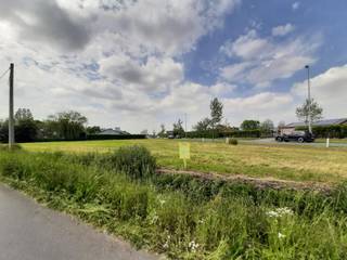 Ontdek dit villaperceel te koop in Staden, op 2 km van de markt. In de buurt vind je winkels, scholen, sportfaciliteiten en horecazaken. Je woont er op amper 5 km van Roeselare. De bouwgrond biedt achteraan een open uitzicht. De grootte van het perceel en de ruime stedenbouwkundige voorschriften (1 of 2 bouwlagen, vlak of hellend dak) bieden je tal van mogelijkheden om hier jouw woning op maat te realiseren. Contacteer ons en ontdek alle mogelijkheden.