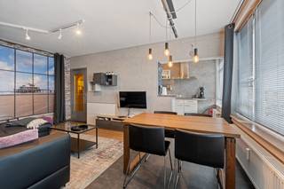 Deze instapklare studio met een uiterst <strong>centrale</strong> <strong>ligging</strong>, gelegen aan het Casinoplein en op wandelafstand van het commerciële centrum. <br /><br />Deze prachtige <strong>gerenoveerde</strong> <strong>studio</strong> is perfect gelegen op een centrale plek, vlakbij het Casinoplein, <strong>parallel</strong> <strong>aan</strong> de <strong>Zeedijk</strong> en op slechts een steenworp afstand van het bruisende commerciële hart van Blankenberge. Dit appartement biedt alle gemakken om volop de <strong>levendige</strong> <strong>sfeer</strong> van de stad te ervaren. Bovendien bevindt het zich op een korte afstand van winkels, openbaar vervoer, scholen en het strand.<br /><br />Het betreden van deze goed onderhouden studio op de vierde verdieping van Residentie "Scarphout" begint met de <strong>inkomhal</strong>, die tevens dienst doet als vestiaire en berging. Van daaruit worden we geleid naar de <strong>gezellige</strong> <strong>woonkamer</strong> met <strong>aangrenzende</strong> <strong>eetkamer</strong>, die profiteert van <strong>overvloedig</strong> <strong>daglicht</strong> dankzij de grote ramen in zowel de keuken, woonkamer als slaaphoek.<br />De moderne <strong>keuken</strong> biedt <strong>alle</strong> <strong>comfort</strong> met een koelkast, kookplaat, dampkap, spoelbak en vaatwasser. Het appartement beschikt over één <strong>ruime</strong> <strong>slaaphoek</strong> die direct toegang biedt tot de <strong>badkamer</strong>, uitgerust met een <strong>douche</strong>, wastafel en toilet.<br /><br />Met zijn zuidelijke oriëntatie, <strong>gunstige</strong> <strong>EPC</strong>-<strong>waarde</strong> van 244 kWh/m² per jaar en <strong>conformiteit</strong> met de <strong>elektrische</strong> <strong>keuring</strong>, is dit appartement perfect <strong>instapklaar</strong> en <strong>verhuurbaar</strong>. Bovendien geniet het van een <strong>prachtig</strong> <strong>uitzicht</strong> over het <strong>Casinoplein</strong> en staat het directe contact met de <strong>Zeedijk</strong> <strong>via</strong> een <strong>inpandige</strong> <strong>verbinding</strong> op de begane grond als extra troef.