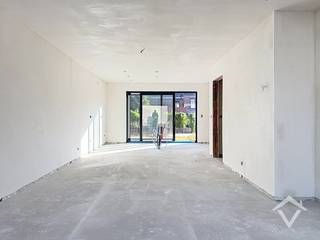 Deze nieuwbouwwoning bestaat uit: inkomhal - toilet - living - keuken - berging - wasplaats - terras - tuin - tuinhuis - autostaanplaats - nachthal - 3 slaapkamers - badkamer - toilet op de bovenverdieping. <br /><br />EPC: woning in aanbouw. Vrij 1/12/2026. Huurprijs 895 €/mnd.