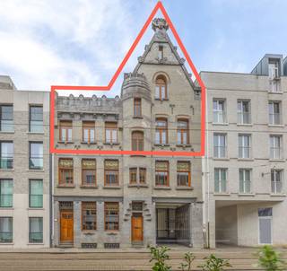 Prachtig triplexappartement in art nouveau pand De Confiserie<br /><br />In het hart van Antwerpen, vlak achter het Groen Kwartier, bevindt zich een exclusief nieuwbouwproject "De Confiserie" dat historische charme en hedendaags wooncomfort perfect met elkaar verbindt. Woonerf De Confiserie is een herbestemming van de alombekende snoepjesfabriek "Confiserie Roodthooft" waar voorheen de iconisch "arabierkes" werden gemaakt. <br /><br />In dit unieke complex, meer bepaald in het art-nouveau pand dat deel uitmaakt van de Confiserie en dat volledig in ere werd hersteld, kan U dit appartement terugvinden. Hier werd met uiterste zorg en oog voor detail gewerkt om de authentieke elementen te behouden, zoals hoge plafonds, sierlijsten en grote raampartijen die voor een overvloed aan natuurlijk licht zorgen. De appartementen zijn afgewerkt met hoogwaardige materialen en voorzien van de nieuwste technieken, waaronder akoestisch geïsoleerde ramen, zodat u kunt genieten van optimaal wooncomfort in een stijlvolle setting. Het industriële karakter van de voormalige panden wordt bovendien versterkt door nieuwbouwelementen rond het binnenplein, wat zorgt voor een unieke combinatie van oud en nieuw. De voorgevel, een prachtig art-nouveau pand, werd volledig in ere hersteld en vormt een echte eyecatcher in het stadsbeeld. Dit project biedt niet alleen een luxueuze woonomgeving, maar ook een duurzame investering op een toplocatie. Bent u op zoek naar een karaktervolle, energiezuinige en exclusieve woonst in een van de meest gegeerde buurten van Antwerpen? Neem dan snel contact met ons op voor meer informatie of een bezichtiging.<br /><br />Info en verkoop: de verkoop geschiedt onder BTW op de constructies en registratierechten op het grondaandeel. Voor meer info of een bezichtiging ter plaatse, contacteer Karin via 0486/97 84 27 of karin@reds.be