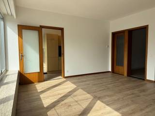 Appartement met 2 slaapkamers en terras op de 2de verdieping. Gelegen nabij centrum Mechelen en op- en afrit E19. Zonnig appartement met 2 slaapkamers, woonkamer met open keuken, badkamer met ligbad en WC, 2 ruime slaapkamers, berging en terras. Op wandelafstand van centrum Mechelen, nabij Telenet, ziekenhuis en jeugdvelden KV Mechelen.