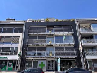 Een 2-slaapkamer appartement met <strong>2 terrassen en garage</strong> gelegen in het centrum van Brasschaat.<br /><br /><strong>Indeling: </strong>Inkomhal met apart toilet, woonkamer met ingerichte keuken met toegang tot terras, aparte berging, 2 slaapkamers met toegang tot 2de terras en badkamer met inloopdouche.<br /><br /><strong>Bijzonderheden:</strong><br />-<strong> </strong><span>Algemene kosten: 60 euro/maand. <br />- Lift.<br />- Garagestaanplaats inclusief.<br />- Beschikbaarheid overeen te komen</span>