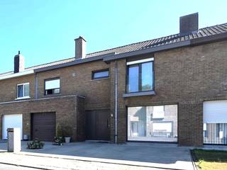 Ruime woning in een doodlopende straat met 4 slaapkamers en een zuid-gerichte tuin in Heule!<br /><br />We komen de woning binnen via de ruime inkom met gastentoilet. De woonkamer heeft een leuke zithoek en heeft plaats voor een grote eettafel. Centraal met zicht over de tuin is er de ingerichte leefkeuken. Hier kan een tafel staan, en er is voldoende kastruimte voorzien. <br /><br />Het verdiep bevat 4 ruime slaapkamers, telkens met voldoende plaats voor kasten en een bureau. Verder is er op de gang de badkamer met lavabomeubel, toilet en douchecabine. Via een luik met schuifladder komen we op de grote zolder.<br /><br />De zuidgerichte tuin is volledig omheind en heeft een groot terras en een tuinhuis. De woning is voorzien van een dubbele oprit en een inpandige garage. <br /><br />PLUSPUNTEN:<br />+ 4 slaapkamers<br />+ zuidgerichte tuin<br />+ EPC C - geen renovatieverplichting!