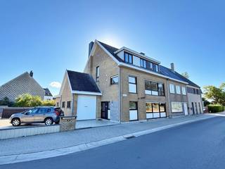 Dit instapklare appartement is gelegen op de 1ste verdieping van een kleinschalig gebouw te Bredene. Het appartement beschikt over: inkomhall met...