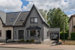 Instapklare half open bebouwing op een prachtig perceel van 658 m², bestaande uit: inkomhal met apart toilet en handenwasser, charmante woonkamer op parket; volledig ingerichte leefkeuken met werkblad in natuursteen en voorzien van alle toestellen; handige en zeer ruime bijkeuken met aansluiting voor wasmachine en zonnige veranda. Op de verdieping zijn er 2 volwaardige slaapkamers, een ruime overloop met plaats voor bureau en een badkamer voorzien van douche, ligbad en lavabomeubel. De garage werd ingericht als atelier en biedt diverse mogelijkheden. Tevens beschikt de woning nog over een droge kelder, grote oprit en een mooie tuin met ideale zuid - oost oriëntatie en zicht op natuurgebied. Deze woning werd in 2015 zeer grondig vernieuwd (dak, gevels, ramen, verwarming, keuken, badkamer,...). Centrale verwarming op aardgas, ramen in PVC schrijnwerk met dubbele beglazing en zonneboiler aanwezig. EPC: 341 kWh/m². Beschikbaarheid te bespreken.