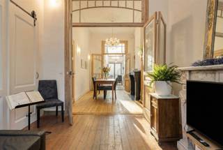 Historic charm meets modern comfort in this stunning Antwerp townhouse. Locatie: trendy wijk in begeerde buurtDit herenhuis is gelegen in een van de...