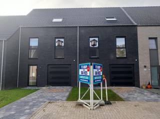 <p><span>Klassieke nieuwbouw, goed gelegen in Mol - Ginderbuiten.</span></p><p><span>Ontdek dit nieuwbouwproject met vijf woningen aan de Heergrachtstraat te Mol. Er is hierbij niet enkel plaats voor bebouwing maar ook voor openbaar groen. Dankzij een kleine groenzone vormt deze verkaveling een charmant geheel waar het aangenaam wonen is. </span></p><p><span>Indeling en ruimte:</span></p><p><span>De woningen zijn ontworpen voor optimaal wooncomfort met een ruime en lichte woonkamer die naadloos overgaat in een open keuken. Er is tevens een inkom, toilet en berging-wasplaats. </span></p><p><span>Er is een inpandige garage, en de leefruimte geeft direct toegang tot de tuin, wat zorgt voor een open en luchtig gevoel.</span></p><p><span>Boven zijn er drie ruime slaapkamers. Ook vloerverwarming op de slaapkamers.</span></p><p><span>De zolderverdieping is bereikbaar via een vaste trap naar de zolder, waar u een zeer ruime 4de slaapkamer kan inrichten. </span></p><p><span>De moderne badkamer is uitgerust met zowel een ligbad als een douche, dubbele lavabo en toilet.</span></p><p><span>Een prachtige gesloten bebouwing van 352m². </span></p><p><span>Gebouwd met kruipkelder.</span></p><p><span>De woning is voorzien van zonnepanelen 5600 KWp, wat niet alleen bijdraagt aan een duurzame energievoorziening, maar ook zorgt voor een lagere energiekost.</span></p><p><span>Voor meer informatie, het lastenboek en de plannen kunt u terecht op ons kantoor of op onze website www.vanheesimmo.be</span></p><p><span>Voor een afspraak kan u ons steeds bereiken op 475 811 815 of via info@vanheesimmo.be</span></p><p><span>BEN 10 woningen</span></p><p><span> </span></p>