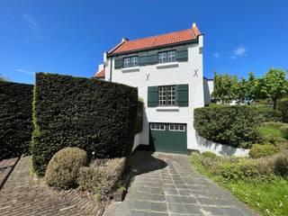 Karaktervolle en charmante villa in de typische Zoutestijl genietend van een prachtige groene omgeving. <br />Gelegen in het Zoute, op wandelafstand van de Royal Zoute Golf Club, de winkels en de zee. <br /><br />Indeling: inkomhal met vestiaire en toilet, living met een open haard , eetkamer, open keuken, 3 slaapkamers, 2 badkamers. Wasruimte en berging. <br />Zuidgericht terras en tuintje. <br />Garage voor 1 wagen en een staanplaats voor de villa.