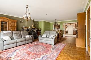 <p><strong>Ruime woning met potentieel in de dorpskern</strong></p>
<p>In het hart van de dorpskern bevindt zich deze ruime woning met inpandige garage. De woning werd steeds bewoond en met zorg onderhouden, maar vraagt vandaag om een opfrissing en hedendaagse toets.</p>
<p>Ben je op zoek naar een thuis die je stap voor stap naar je eigen smaak kan moderniseren? Dan biedt deze woning een mooie kans. Met wat liefde en visie maak je hier opnieuw een warme, eigentijdse plek van.</p>
<p>Een ideale opportuniteit voor wie ruimte en ligging belangrijk vindt en zin heeft om er zijn of haar eigen verhaal te schrijven.<br /><br />Neem contact op met domestic makelaars voormeer informatie en bezichtiging: 014 610386</p>
<p><b> </b></p>
<p></p>