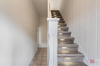 Charmante op te frissen woning met veel potentieel, met een woonoppervlakte van 169 m² en gelegen op een ruim perceel van 952 m². De woning beschikt over drie slaapkamers, een kelder en een overkapt terras. Vanuit de tuin geniet men van een open en rustgevend verzicht. Een ideale opportuniteit voor wie een woning volledig naar eigen smaak wil renoveren.<br /><br />De woning ligt in een rustige woonomgeving in Rekem, gekenmerkt door voornamelijk residentiële bebouwing en een aangename dorpssfeer. Op korte afstand bevindt zich het historische centrum van Oud-Rekem, bekend om zijn charmante pleinen, historische gebouwen en gezellige horecazaken. Voor winkels, scholen en andere dagelijkse voorzieningen kan men terecht in het centrum van Lanaken. Daarnaast ligt ook Maastricht op korte rijafstand, wat extra mogelijkheden biedt op het vlak van winkelen, gastronomie en cultuur. Natuurliefhebbers kunnen bovendien genieten van wandel- en fietsroutes in het nabijgelegen Nationaal Park Hoge Kempen.<br /><br />Bezichtig deze woning ook digitaal en 'loop' zelf door de woning. Kijk daarvoor op onze website of via: <br />my.matterport.com/show/?m=y32JtUgPMxL<br /><br />INDELING<br /><br />Gelijkvloers:<br /><br />- Inkom met toegang tot trap (verlicht) die uitgeeft op het 1ste verdiep;<br />- Mogelijkheid om naar de kelder te gaan onder de keldertrap;<br />- Leefruimte voorzien van keramische tegelvloer, aansluiting TV en WiFi, manueel rolluik;<br />- Keuken met 4-pit inductievuur (Zanussi), dampkap, spoelbak met afdruip, oven en aansluiting voor een vaatwasser;<br />- Bijbouw die betegeld is (mogelijkheid invulling eigen ruimte) met toegang tot terras aan de linkerzijde en toegang tot de oprit aan de rechterzijde; <br />- Berging met aansluiting wasmachine en droogkast, Vaillant gaswandketel en apart gastentoilet;<br />- Badkamer voorzien van inloopdouche, toilet, dubbele wastafel met verlichte spiegel, zij- en onderkasten.<br /><br />1e verdieping: <br /><br />- Slaapkamer 1 van ca. 7.2m² met houten vloer en vliegenhor;<br />- Slaapkamer 2 van ca. 15.5m² met uitzicht op de tuin;<br />- Slaapkamer 3 van ca. 14.7m² die uitkijkt op de voorkant;<br />- Overloop die uitgeeft tot de trap naar de zolder.<br /><br />Zolder:<br /><br />- Nog af te werken zolder (+ te isoleren);<br />- Bekleed met houten planken;<br />- Mogelijkheid tot extra (slaap)kamers.<br /><br />Kelder:<br /><br />- Goed verluchte kelder met dompelpomp.<br /> <br />Tuin:<br /><br />- Noordoost georiënteerde tuin;<br />- Overkapping om droog te zitten;<br />- Kleine overkapping om vuilbakken droog te zetten;<br />- Tuinhuis voor extra opslag. <br /><br />Bijzonderheden:<br /><br />- Het gelijkvloers beschikt over manuele rolluiken;<br />- Grote zolder met potentieel;<br />- Groot overdekt terras!<br /><br />Energieprestatie en binnenklimaat (EPB-EPC)<br />Certificaat beschikbaar: ja<br />EPC certificaatnummer: 20251201-0003746305-RES-1<br />Berekende energiescore : (kWh/m²): 429 kWh/m² - E label<br />Het certificaat is geldig tot en met: 01/12/2035<br />Electrische installatie: ja - NIET CONFORM<br /><br />Dit pand is onderworpen aan de renovatieverplichting van de Vlaamse overheid voor residentiële gebouwen (behoudens bij sloop binnen 6 jaar na de aankoop). Consulteer voor meer informatie de website van het Vlaams Energie- en Klimaatagentschap via https://www.vlaanderen.be/een-huis-of-appartement-kopen/renovatieverplichting-voor-residentiele-gebouwen<br /><br />Informatie stedenbouwkundige voorschriften:<br />Stedenbouwkundige vergunning: ja<br />Meest recente bestemming: woongebieden<br />Dagvaarding uitgebracht: neen<br />VOORKOOPRECHT OP DIT GOED: neen<br />VERKAVELINGSVERGUNNING: neen <br />WATERGEVOELIG OPENRUIMTEGEBIED: neen<br /><br />Maatregelenregister: neen<br /><br />Overstromingsgevoelige gebieden: <br />Perceelscore of P-score : D<br />Gebouwenscore of G-score: B<br />Ligging in Signaalgebied: neen<br />Ligging in afgebakende oeverzone of afgebakend overstromingsgebied: neen<br /><br />A:geen overstroming gemodelleerd B: kleine kans op overstromingen onder klimaatverandering C: kleine kans op overstromingen D: middelgrote kans op overstromingen<br /><br />Beschermd erfgoed<br />GEINVENTARISEERD ERFGOED: neen<br />BESCHERMD ONROEREND ERFGOED: neen