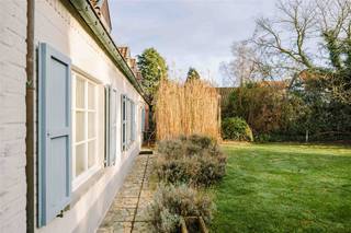 SINT-MARTENS-LATEM - Ben je op zoek naar een gezellige woning met een grote tuin TE HUUR in Sint-Martens-Latem?Dan is deze woning misschien iets voor...