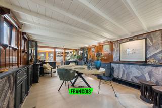 Deze prachtige woonboot werd volledig gerenoveerd met respect voor de authenticiteit van het schip en met gebruik van maritieme kleuren. De boot heeft een vaste ligplaats langs de Kolenkaai te Brugge, op wandelafstand van scholen, winkels, het centrum en openbaar vervoer. <br /><br />Het uiterst gezellige interieur en de praktische indeling maken deze boot tot een unieke thuis. Er is een super ruime leefruimte met kachel en prachtige open keuken, een grote slaapkamer met badkamer en inloopdouche, een extra slaapruimte (mezzanine), wasruimte, bergruimte, stuurcabine, apart toilet, en nog zo veel meer. Het volledige dek kan dienst doen als terras waar je kan genieten van een hele dag zon en een fenomenaal uitzicht. Bovendien is er nog een afzonderlijke ruimte achter de stuurcabine waar er nog een slaapkamer is en eventueel een studio kan gecreëerd worden.<br /><br />Verder geniet deze woonboot van dubbel beglazing, centrale verwarming en werd de elektriciteit vernieuwd. Ben jij op zoek naar een absoluut totaal unieke woonst? Aarzel niet en maak nu een afspraak!<br /><br />