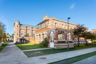 Loft exclusive dans le Groen Kwartier, sur le site de l’ancien Hôpital Militaire — une oasis de calme au cœur de la ville, bénéficiant...