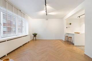 <p>Een modern en tijdloos, grondig gerenoveerd appartement, nabij het Sint-Pietersstation.</p><p><br />Op de derde verdieping van deze aangename en solide residentie vinden we dit grondig gerenoveerd <i><strong>tweeslaapkamer appartement</strong></i> terug.<br />Als indeling heeft men een inkom/nachthal met apart toilet, een <i><strong>lichtrijke woonkamer met open keuken</strong></i> en eilandopstelling (voorzien van alle toestellen en met maximale kastvoorziening).<br />Verder is er de<i><strong> "master bedroom" </strong></i>met badkamer en-suite ( voorzien met ligbad groot badkamermeubel) , een <i><strong>"office-corner"</strong></i> , een  tweede volwaardige <i><strong>slaapkamer met douchekamer</strong></i>, alsook een technische berging met plaats voor wasmachine en droogkast. Het knusse terras met open uitzicht maakt de indeling compleet.</p><p><br />De keuze van duurzame en tijdloze materialen en kleuren zorgen voor een <i>trendy en moderne uitstraling</i> met behoud van de <i><strong>huiselijk sfeer.</strong></i><br />Door de recente en grondige renovatie is dit appartement, instapklaar, met conforme keuringen, gunstige EPC en direct  beschikbaar.</p><p>Dit modern en met smaak ingericht riant appartement heeft alle troeven, met de mogelijkheid als uw <i><u>nieuwe thuis</u></i>, een<i> <u>investering</u></i> of voor<u> </u><i><u>studenten,</u></i> vraagprijs 399.000€.</p><p>Instapklaar<strong> | </strong>Direct beschikbaar<strong> |</strong> 2 slaapkamers <strong>| </strong>2 badkamers <strong>| </strong>Terras<strong> | </strong>Cv op gas<strong> |</strong> Conforme attesten <strong>|</strong> Smaakvolle inrichting</p><p>Om deze <i><strong>opportuniteit</strong></i> te bezoeken en de <i><strong>sfeer</strong></i> zelf te ervaren plan dan vrijblijvend uw <i><strong>persoonlijke afspraak</strong></i>.</p><p><i><u>Boek vandaag nog uw afspraak</u></i> : info@rented.be | 078 482000 | didier@rented.be | 0475 648870</p>