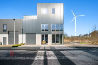 Unieke <strong>nieuwbouwontwikkeling </strong>te huur, bestaande uit een kantoorruimte gecombineerd met magazijn met een totale oppervlakte van 421 m². Deze casco+ ruimte is uitstekend gelegen, vlakbij de <strong>R4 </strong>met een vlotte verbinding naar de E34, E17 en E40 en vlot bereikbaar met het openbaar vervoer.<br /><br />De lichtrijke kantoren van 223 m² bevinden zich op het verdiep en zijn voorzien van een <strong>high-end </strong>afwerking. Daarnaast is er op het gelijkvloers een magazijnruimte/showroom/kantoorruimte van 198 m², uitgerust met een automatische sectionale poort, vloerverwarming en grote raampartijen. Deze <strong>multifunctionele ruimtes </strong>zijn ideaal voor kantoorfunctie gecombineerd met opslag. Tevens zijn er <strong>8 parkeerplaatsen</strong> ter beschikking en ruime manoeuvreerruimte.<br /><br />Interesse? Neem vandaag nog contact met ons op voor meer informatie of een vrijblijvend plaatsbezoek. Bel <strong>PANORAMA B2B GENT KANTOREN</strong> op <strong>0477 44 39 30</strong>.