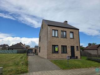<p><span><strong>Ruime woning met drie slaapkamers en garage.<br /></strong></span><br /><span><strong>Een bezoek aanvragen kan eenvoudig via onze website: www.immodrie.be. Zoek het pand terug onder 'Te Huur' en selecteer vervolgens op de pagina de optie 'Bezoek inplannen'. <span>Omwille van de grote reeks aanvragen, worden verzoeken via Immoscoop of andere portaalsites niet verwerkt.<br /></span></strong></span><br />Bij het betreden van deze verzorgde woning komt u terecht in de inkomhal, die niet alleen toegang biedt tot het gastentoilet en de trap naar de eerste verdieping, maar u eveneens leidt naar de ruime en open leefruimte. Deze leefruimte biedt voldoende plaats voor het creëren van zowel een gezellige zithoek als een ruime eetkamer. Aansluitend bevindt zich de volledig uitgeruste open keuken, voorzien van alle hedendaags comfort en voldoende kastruimte. Vanuit de keuken/eetkamer bereikt u de achterinkom van de woning, die toegang geeft tot een praktische en ruime berging met aansluiting voor wasmachine en droogkast.</p>
<p>Buiten geniet u van een ruime, noordwest georiënteerde tuin. Achteraan het perceel bevindt zich bovendien een grote garage, ideaal voor het stallen van een wagen, fietsen of het creëren van extra opslagruimte.</p>
<p>Op de eerste verdieping bevinden zich drie volwaardige slaapkamers, De badkamer is uitgerust met een ligbad, douche en enkele lavabo. Daarnaast is er op deze verdieping een apart toilet aanwezig.</p>