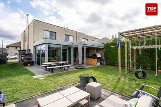 <p>Deze instapklare halfopen bebouwing is gelegen in een bijzonder rustige en kindvriendelijke wijk zonder doorgaand verkeer en geniet van een open uitzicht op de achterliggende weide. <br /><br />Tegelijk bevinden scholen, winkels en andere dagelijkse voorzieningen zich op korte afstand.</p>
<p>De woning is energiezuinig met een EPC-score B en beschikt over een ruime en lichtrijke leefruimte met open keuken die aansluit op de veranda.<br /><br />In de leefruimte vormt de speksteenkachel een extra troef, waar het bijzonder aangenaam vertoeven is tijdens de koudere maanden. <br /><br />Op het gelijkvloers bevindt zich daarnaast een praktische bureauruimte, een afzonderlijk gastentoilet en een inpandige garage.</p>
<p>Op de verdieping zijn er drie volwaardige slaapkamers, een badkamer uitgerust met zowel ligbad als douche en een tweede apart toilet. <br /><br />De zolder en inpandige garage zorgen voor extra bergruimte.</p>
<p>Buiten geniet u van een leuke, onderhoudsvriendelijke tuin met open zicht achteraan. <br /><br />Op de oprit is er plaats voor twee wagens en bovendien is de woning uitgerust met een regenwaterput van 5.000 liter.</p>
<p>Deze instapklare woning combineert een rustige ligging, met een uitstekende bereikbaarheid.<br /><br />Bel Top Vastgoed voor een bezoek op 0475 700 700</p>