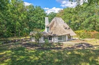 Verscholen in het groen, op een prachtig perceel van maar liefst 9.633 m², bevindt zich deze gerenoveerde villa met karakteristiek rieten dak. Een bijzondere eigendom waar rust, ruimte en privacy centraal staan, gecombineerd met een lichtrijk interieur en tal van mogelijkheden, waaronder kangoeroewonen.<br /><br />Via de ruime oprit bereikt u de woning en de twee garages. Binnen vormt de royale leefruimte het hart van de villa. De vele glaspartijen zorgen voor een overvloed aan natuurlijk licht en bieden een aangenaam zicht op het omliggende groen. Aansluitend bevindt zich een volledig uitgeruste keuken, voorzien van alle nodige toestellen. Verder beschikt het gelijkvloers over een afzonderlijke bureauruimte en een slaapkamer met eigen badkamer, waardoor comfortabel gelijkvloers wonen perfect mogelijk is.<br /><br />Op de eerste verdieping springt meteen het gevoel van ruimte in het oog. De hoge plafonds met zichtbare balken versterken het karakter van de woning. De royale hoofdslaapkamer geeft rechtstreeks toegang tot een dakterras, waar u in alle rust van de groene omgeving geniet. Daarnaast bevindt zich hier een tweede slaapkamer met doorloopdressing en een ruime tweede badkamer, uitgerust met dubbele wastafel, ligbad en douche.<br /><br />Een bijzondere troef is de ruime, afzonderlijk bereikbare ruimte boven de garage, toegankelijk via een buitentrap. Hier worden momenteel voorzieningen getroffen voor een eigen keuken en badkamer. Dankzij de afzonderlijke toegang en de royale oppervlakte biedt deze ruimte tal van mogelijkheden, bijvoorbeeld als gastenverblijf of zelfstandige woon-/werkruimte.<br /><br />Buiten geniet u vooral van één ding: groen, en dat zover het oog reikt. Het uitzonderlijk ruime perceel van bijna één hectare biedt volop privacy en maakt van deze woning een heerlijke plek voor wie landelijk en rustig wil wonen.<br /><br />Een belangrijke bijkomende troef is het recent volledig vernieuwde dak. De woning wordt verwarmd op gas en beschikt over een EPC-label C.<br /><br />Contacteer Vincent voor een bezoek ter plaatse via Vincent@reds.be of 0475 21 00 86.