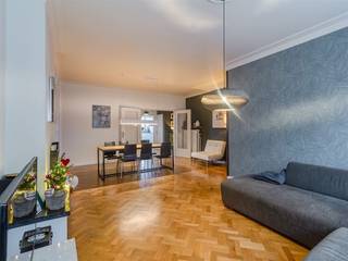 <p><span>Op zoek naar een instapklaar appartement met veel licht en een gezellig terrasje?</span></p><p><span>Dit stijlvolle appartement met 2 slaapkamers ligt op de tweede verdieping van een verzorgd gebouw in het hart van het bruisend Borgerhout. Je woont hier vlak bij het levendige Krugerplein én op een steenworp van het rustige Rivierenhof. Perfect voor wie houdt van stadsleven én rust! </span></p><p><span>Je fiets veilig weg zetten? Optioneel is er een mogelijkheid tot het huren van een fietsenstaanplaats in het achterliggende garagecomplex.</span></p><p><span> </span></p><p><span>Ruimtelijk, gezellig & klaar om in te trekken</span></p><p><span>Je komt binnen in een centrale hal met toegang tot alle ruimtes. Aan de voorzijde ligt de ruime leefruimte van 33 m² met een op maat gemaakte boekenkast en een volledige raampartij over de breedte van de gevel – ideaal voor lichtliefhebbers. De charmante visgraatparketvloer zorgt hier meteen voor een warme sfeer. Aansluitend vind je de eerste slaapkamer, die reeds voorzien is van een ingebouwde kast. </span></p><p><span>Verder in de hal kom je bij de volledig geïnstalleerde keuken. Deze is uitgerust met een composieten werkblad, inductievuur, ingebouwde oven, afwasmachine, koelkast, diepvries én veel kastruimte. Dankzij de glazen deur heb je hier directe toegang tot een rustig gelegen terrasje waar het heerlijk vertoeven is.</span></p><p><span> </span></p><p><span>Badkamer & slaapkamers achteraan</span></p><p><span>In de hal vind je verder nog een apart toilet met handenwasser, een praktische berging met aansluiting voor wasmachine/droogkast en een volledig betegelde badkamer met ligbad, douchewand, lavabo met spiegel, opbergkast en handdoekradiator. Aan de rustige achterzijde van het gebouw ligt de ruime tweede slaapkamer van 16 m² – een echte plus voor wie graag wat meer rust en ruimte heeft.</span></p><p><span> </span></p><p><span>Hip en groen: wonen in BOHO</span></p><p><span>Met Krugerplein en Rivierenhof om de hoek woon je hier in een van de meest gegeerde buurten van Borgerhout. Hippe bars, gezellige eettentjes en lokale winkels liggen op wandelafstand, net als tram- en bushaltes. Ook het Centraal Station is vlakbij, en met de Ring om de hoek ben je vlot de stad uit. Ideaal voor wie houdt van leven in de stad, met natuur op een boogscheut.</span></p><p><span> </span></p><p><span> </span></p><p><span> </span></p>