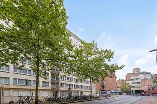 <span><strong>**Studio met terras en kelderberging** - <span>Label B</span></strong></span><br /><br />Wonen in hartje Leuven en dit op wandel- en fietsafstand van de Grote en Oude Markt, de winkelstraten, tal van gezellige restaurantjes, de universiteitscampussen en U.Z Gasthuisberg. Het openbaar vervoer en belangrijke verbindingswegen in de nabijheid. De unit zelf is gelegen op de 2e verdieping van het gebouw aan de achterzijde wat zorgt voor absolute rust. <br /><br />Deze op te frissen studio heeft een natuurlijke lichtinval en geniet van een aangenaam terras. De studio heeft een privatieve keuken en badkamer en is voorzien van een ingemaakte kast aan het slaapgedeelte. Extra materiaal opbergen kan in de voorziene kelderberging op de -1 verdieping en het plaatsen van uw fiets kan in de gemeenschappelijke fietsenstalling.<br /><br /><span><span><strong>Interesse of een bezoek ter plaatse? Dat kan! 0495 53 46 49 of Jacky@connect-immo.be</strong></span><br /><span>EPC: 157 Kwh/m² - 3716280 - Label B</span><br /><span>Wg-Gdv-Gvkr-Gvv</span></span>