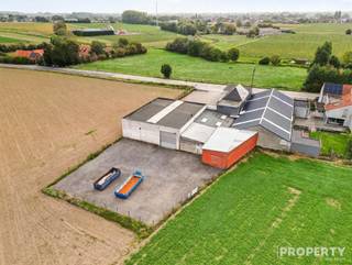 Cette impressionnante maison située à Hulste offre un excellent mélange d'espace, de fonctionnalité et de confort moderne. La propriété dispose d’une surface habitable de 276 m² et comprend cinq chambres spacieuses, idéales pour les familles ou pour ceux qui recherchent davantage d’espace. Avec un terrain d’une superficie de pas moins de 1 693 m², vous bénéficiez d’un vaste espace extérieur et de nombreuses possibilités d’agrandissement ou d’aménagement personnalisé.La maison dispose d’une salle de bains et d’une cuisine moderne entièrement équipée avec tous les appareils nécessaires. Les pièces à vivre, ouvertes et lumineuses, sont dotées de grandes baies vitrées qui laissent entrer agréablement la lumière du jour et offrent une vue sur le paysage environnant. L'aménagement élégant et contemporain des pièces à vivre illustre tout le potentiel de cette propriété.Le garage fermé, doté d'équipements modernes et d'un espace dédié aux travaux, constitue un atout particulier. Les locaux professionnels et les espaces de stockage associés offrent des possibilités supplémentaires aux entrepreneurs ou aux amateurs de loisirs.Son emplacement à Hulste, dans un cadre calme et verdoyant, rend cette propriété attrayante pour ceux qui apprécient l’intimité et l’espace. Le terrain dispose d’une surface pavée suffisante pour le stationnement et les manœuvres.Cette propriété constitue un investissement de base solide présentant un potentiel considérable et offre tout l’espace nécessaire pour mener une vie moderne et confortable à la campagne.
