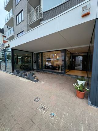 Ontdek deze stijlvolle, volledig gemeubelde en volledig ingerichte loft van 90 m², ideaal gelegen midden in het centrum van Koksijde. Van meubels...