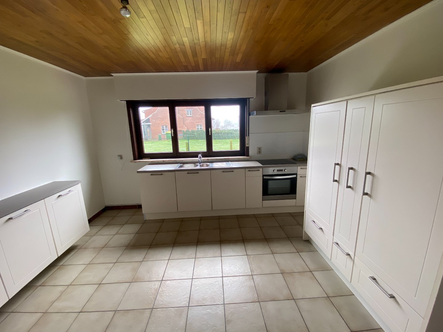 Ruime woning met drie slaapkamers en tuin. - foto 4