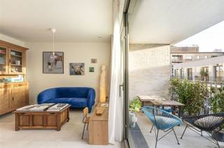 Ce spacieux appartement de 2 chambres est situé au 3ème étage d'un nouvel immeuble (bj 2023) dans le quartier animé de Zuid à Anvers. À quelques...