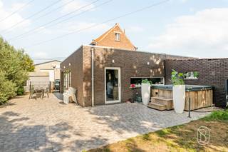 Instapklare alleenstaande woning op ruim perceel van 1.082 m² in Beveren-Leie!Bent u op zoek naar een instapklare alleenstaande woning waar rust, ruimte en energiezuinig wonen centraal staan? Dan is deze eigendom in een rustige straat in Beveren-Leie absoluut het ontdekken waard. De woning heeft lichtrijke leefruimte, volledig ingerichte keuken, drie volwaardige slaapkamers, dressing en badkamer. Er is tevens een praktijkruimte voorzien vooraan (nu schoonheidssalon). Ook op energetisch vlak heeft deze woning heel wat te bieden. Zo werd er geïnvesteerd in hoogrendementsglas met PVC-schrijnwerk, dakisolatie en zonnepanelen.Een bijzondere troef is zonder twijfel de ruime buitenomgeving. Het perceel van 1.082 m² biedt tal van mogelijkheden. Bovendien zijn er stallen aanwezig, waardoor deze eigendom extra interessant is voor paardenliefhebbers of wie op zoek is naar ruimte voor het houden van dieren.TROEVEN:- rustig gelegen, doch dichtbij invalswegen- energiezuinige woning- hoogrendementsglas met PVC-schrijnwerk- geïsoleerd dak- zonnepanelen aanwezig - stallen aanwezig, interessant voor paardenliefhebbersMeer info of een bezoek: charlotte@immobeguin.be